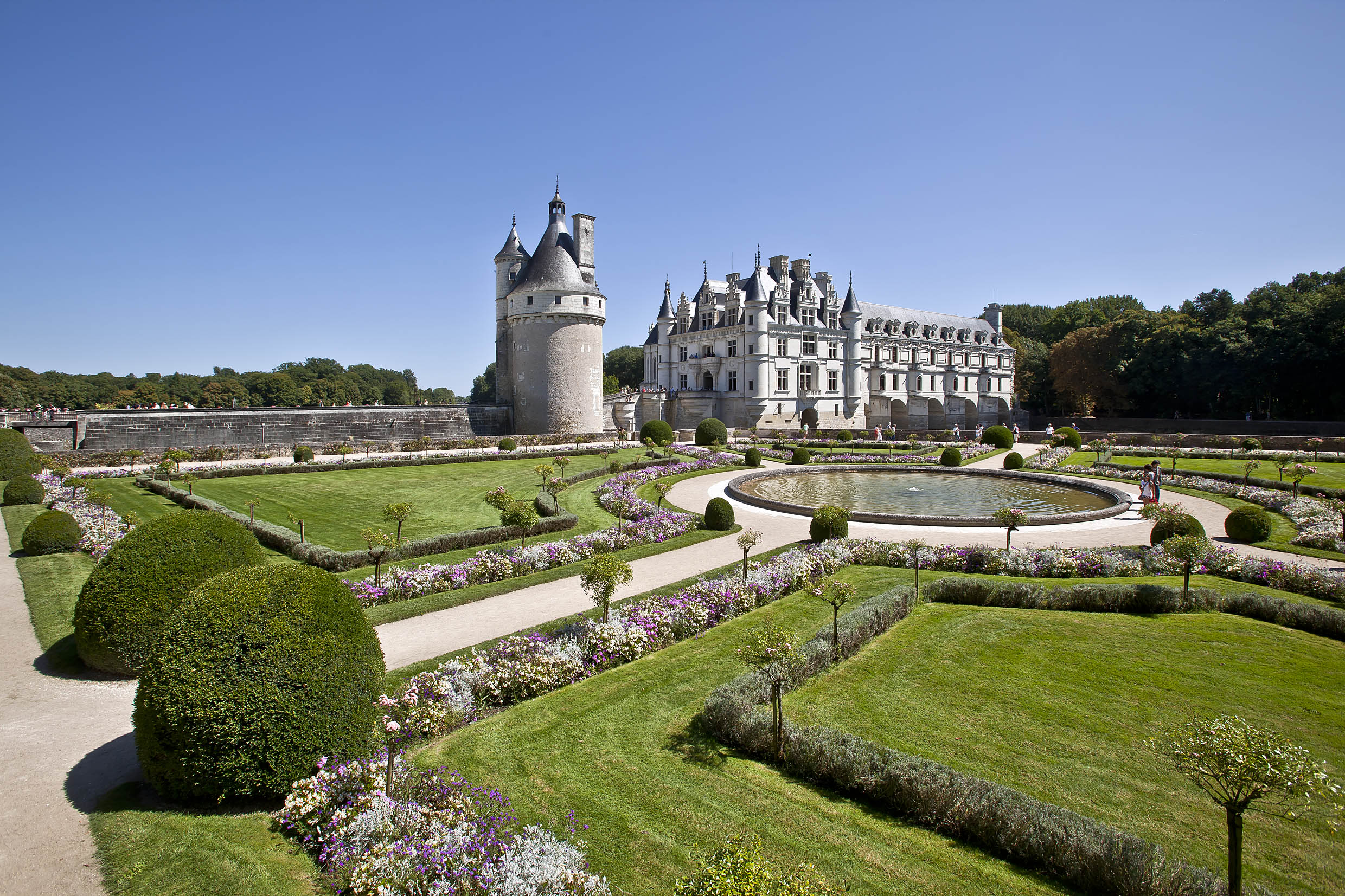 Vue estivale du jardin de Catherine de Médicis et du château de Chenonceau, avec bassin et parterres fleuris. Crédit imagesdemarc.