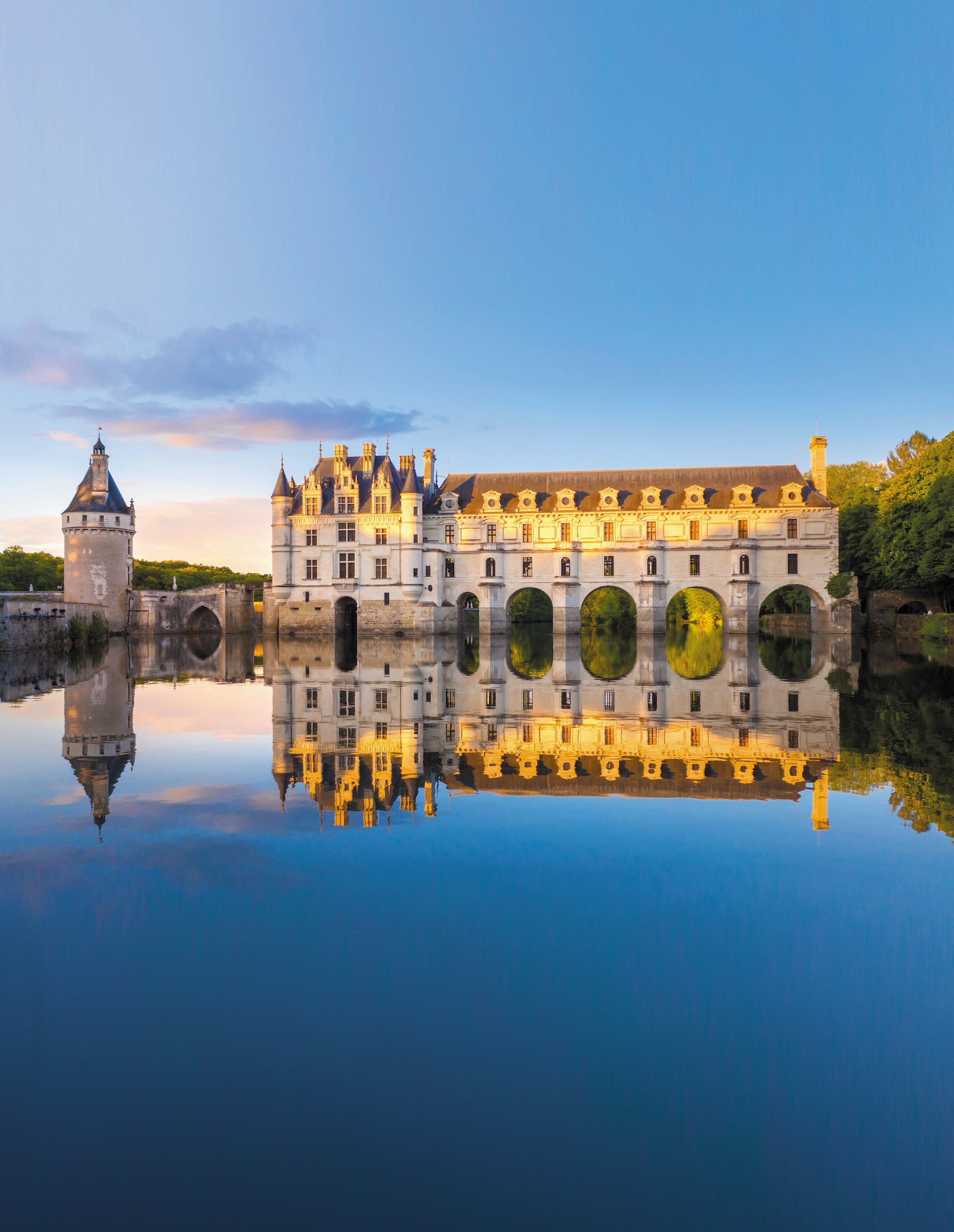 Château de Chenonceau et son reflet dans le Cher à la lumière du soir.