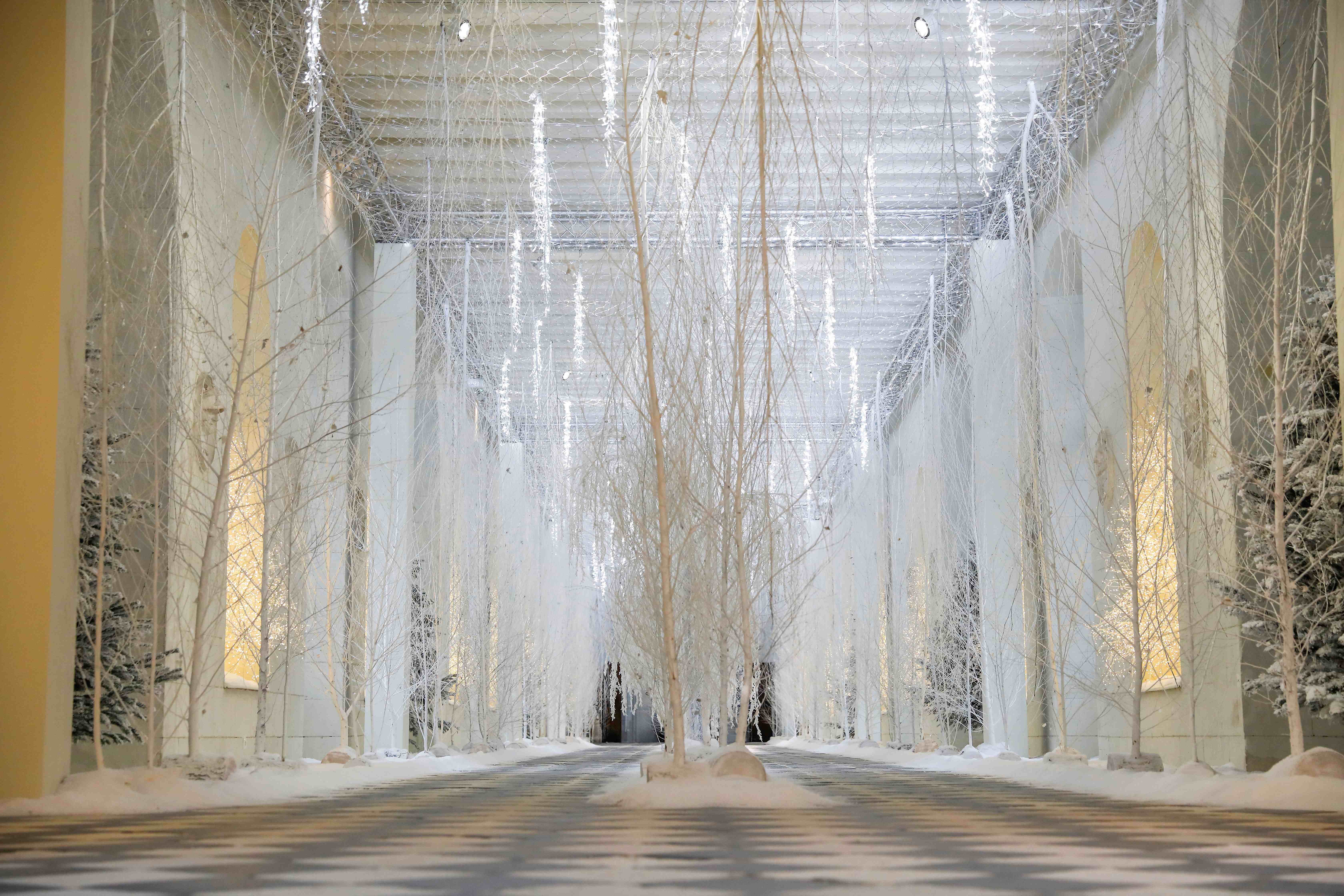 Décoration hivernale blanche dans la galerie du château de Chenonceau, photographie d'archive du prestataire.