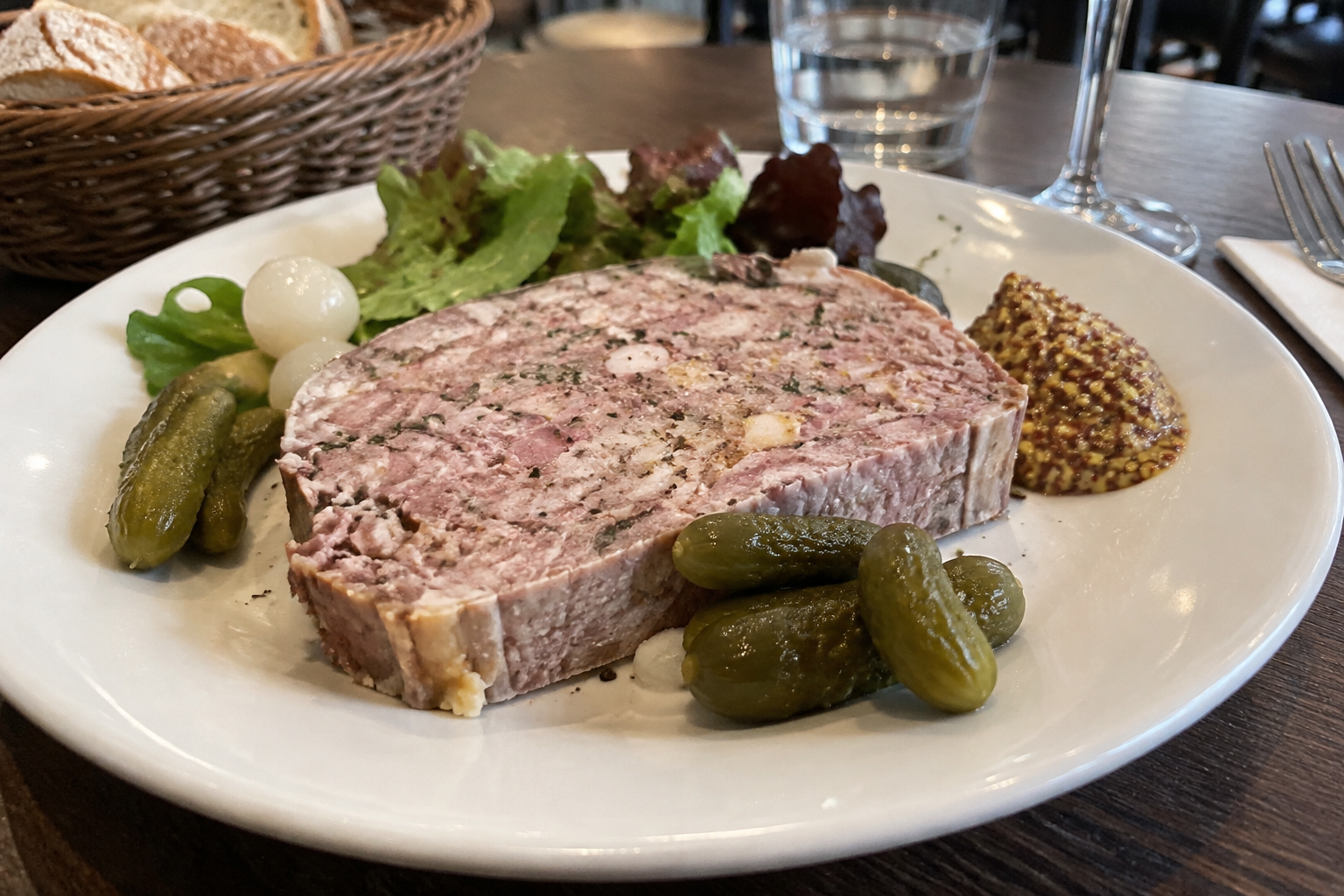 Terrine fermière "maison", accompagnée de ses condiments